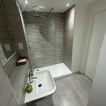 Stylish, Top-Floor 1 Bed Apt-2