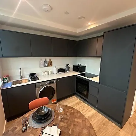 Stylish, Top-Floor 1 Bed Apt-3